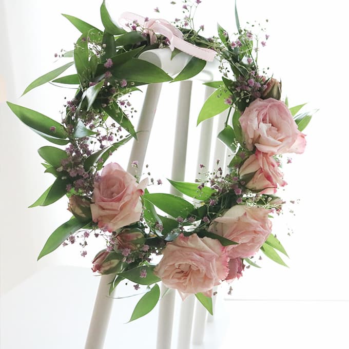 Wreath hang on dining chair