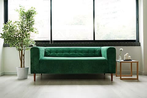 Sofá Klippan de IKEA con Funda Rouge Emerald personalizada con Botones Tufting